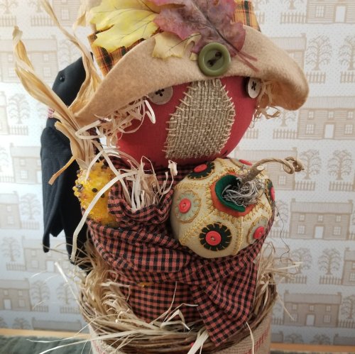 Scarecrow in a Basket (Small Checks)